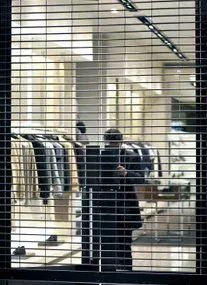 Rullgaller framför en butik