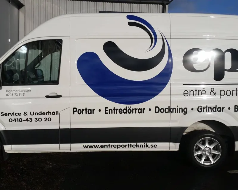 Servicebil från Entré och Portteknik med texten Portar, Entredörrar, Dockning, Grindar och Bommar