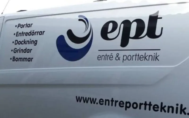 Servicebil från Entré och Portteknik med texten Portar, Entredörrar, Dockning, Grindar och Bommar