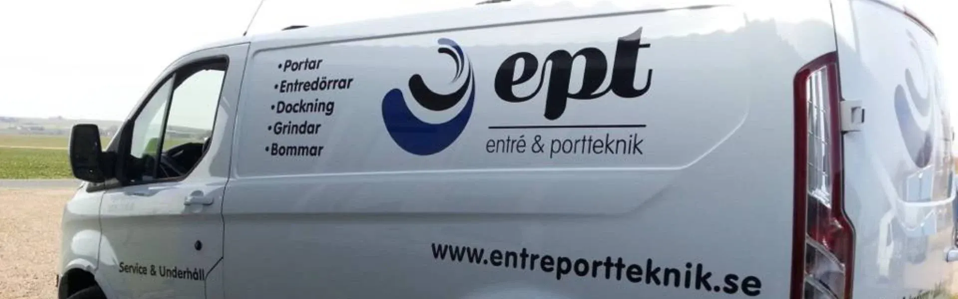Servicebil från Entré och Portteknik med texten Portar, Entredörrar, Dockning, Grindar och Bommar