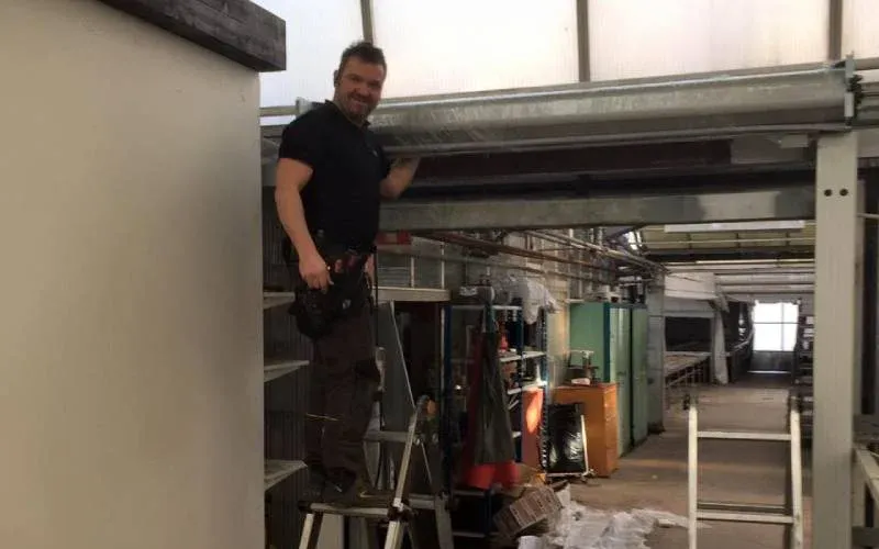 Ingemar Larsson, grundare av Entré och Portteknik, monterar en port